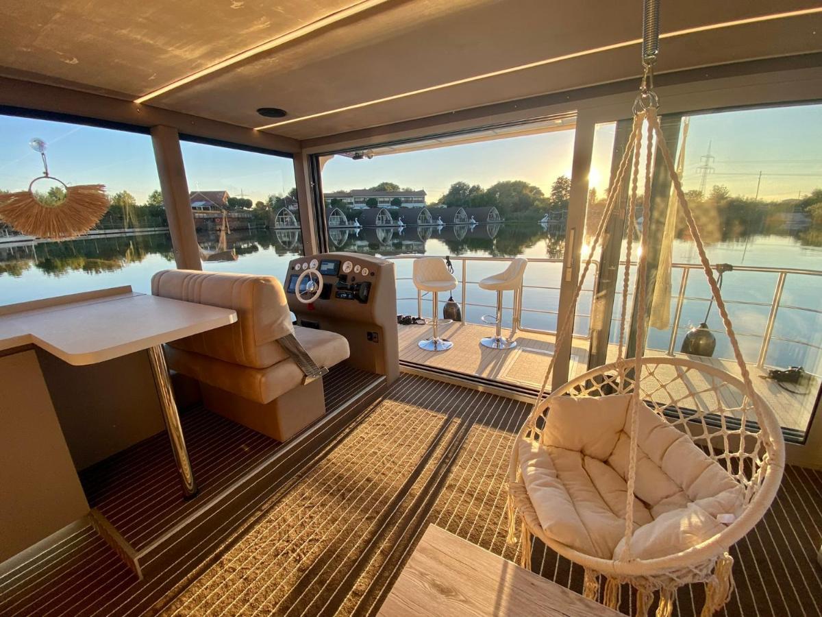Botel Lieblingsplatz - Schwimmendes Hausboot Parey